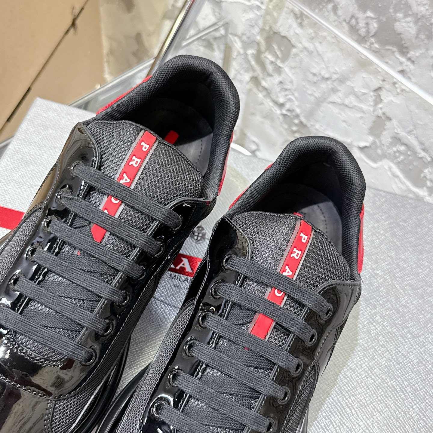 프라다 America’s Cup 스타일 블랙 에나멜